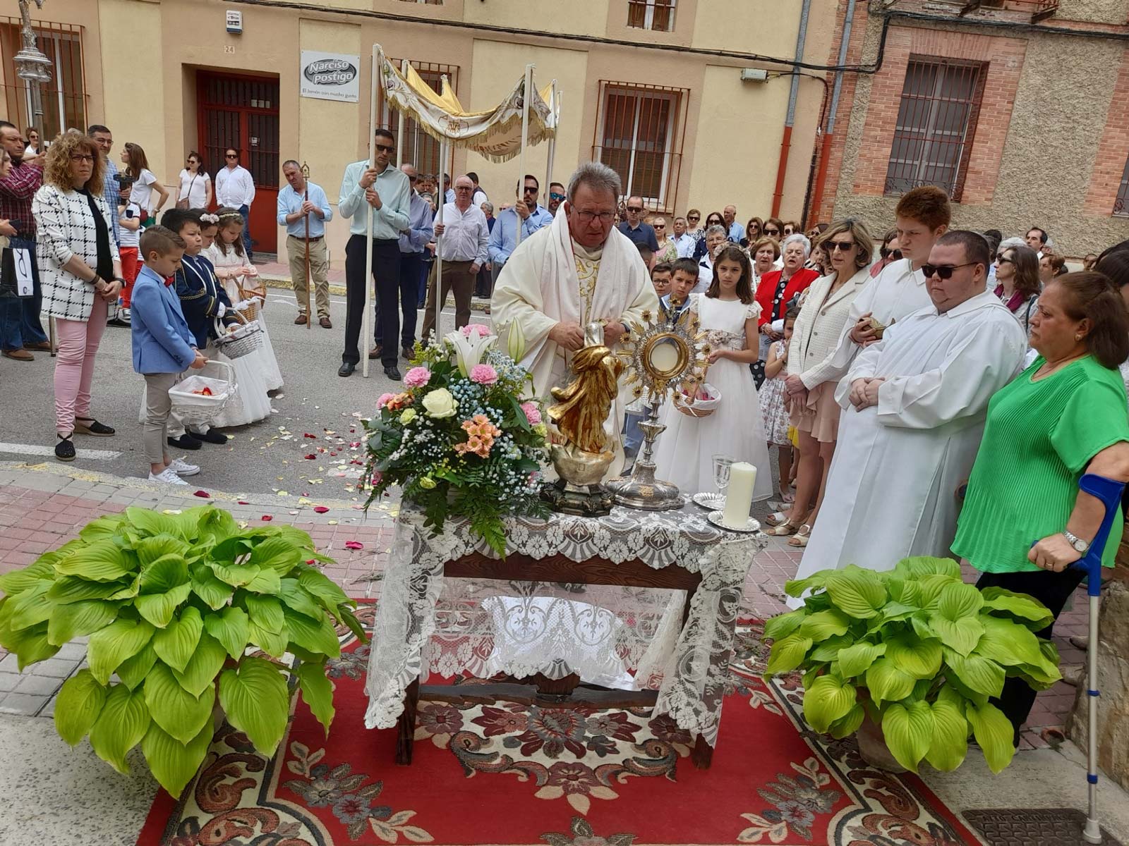 El sacerdote dando la bendición en uno de los altares.