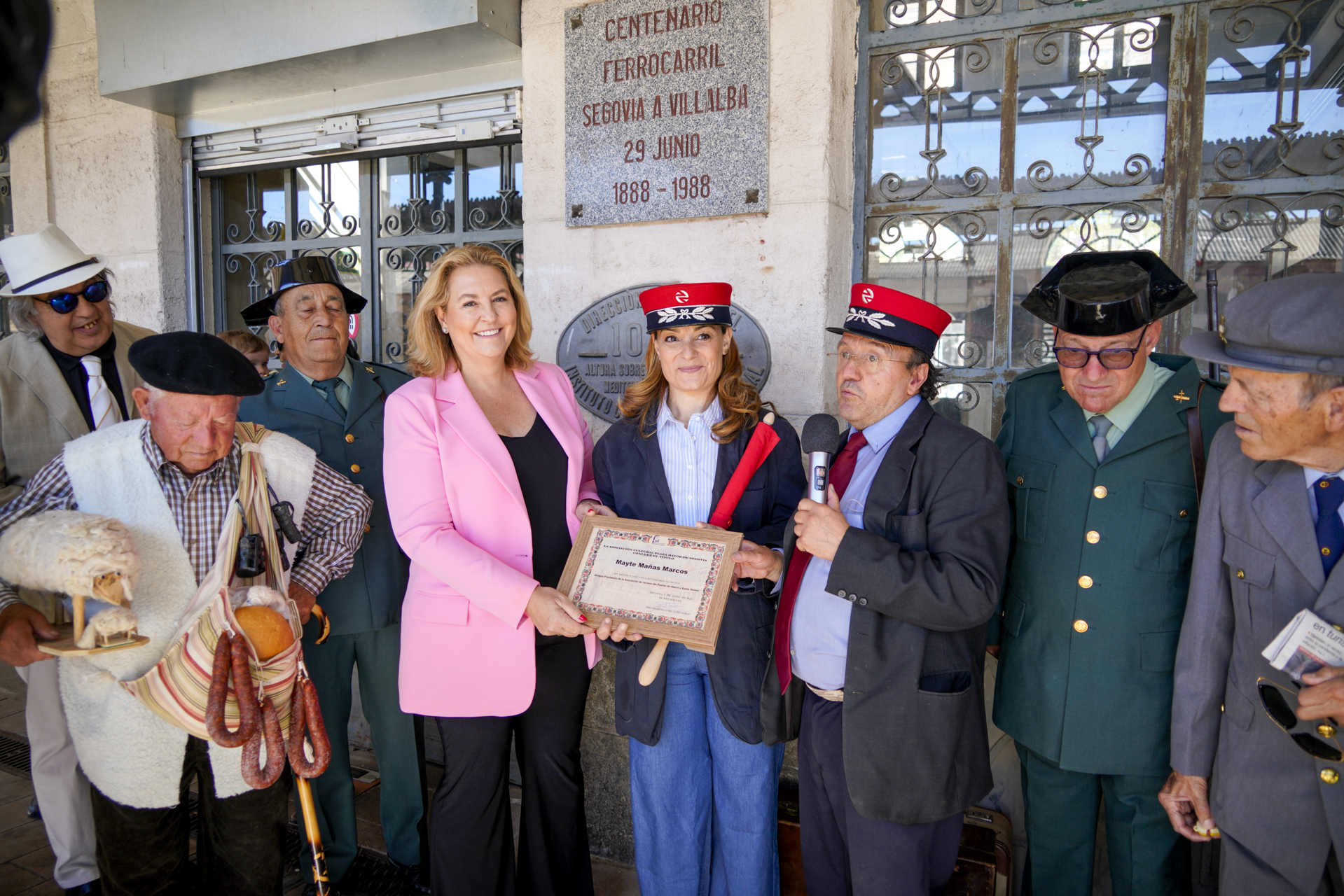 Escobar, Mañas y Francisco del Caño, junto a otros personajes del Tren de las Emociones. / Miguel Ángel Fernández