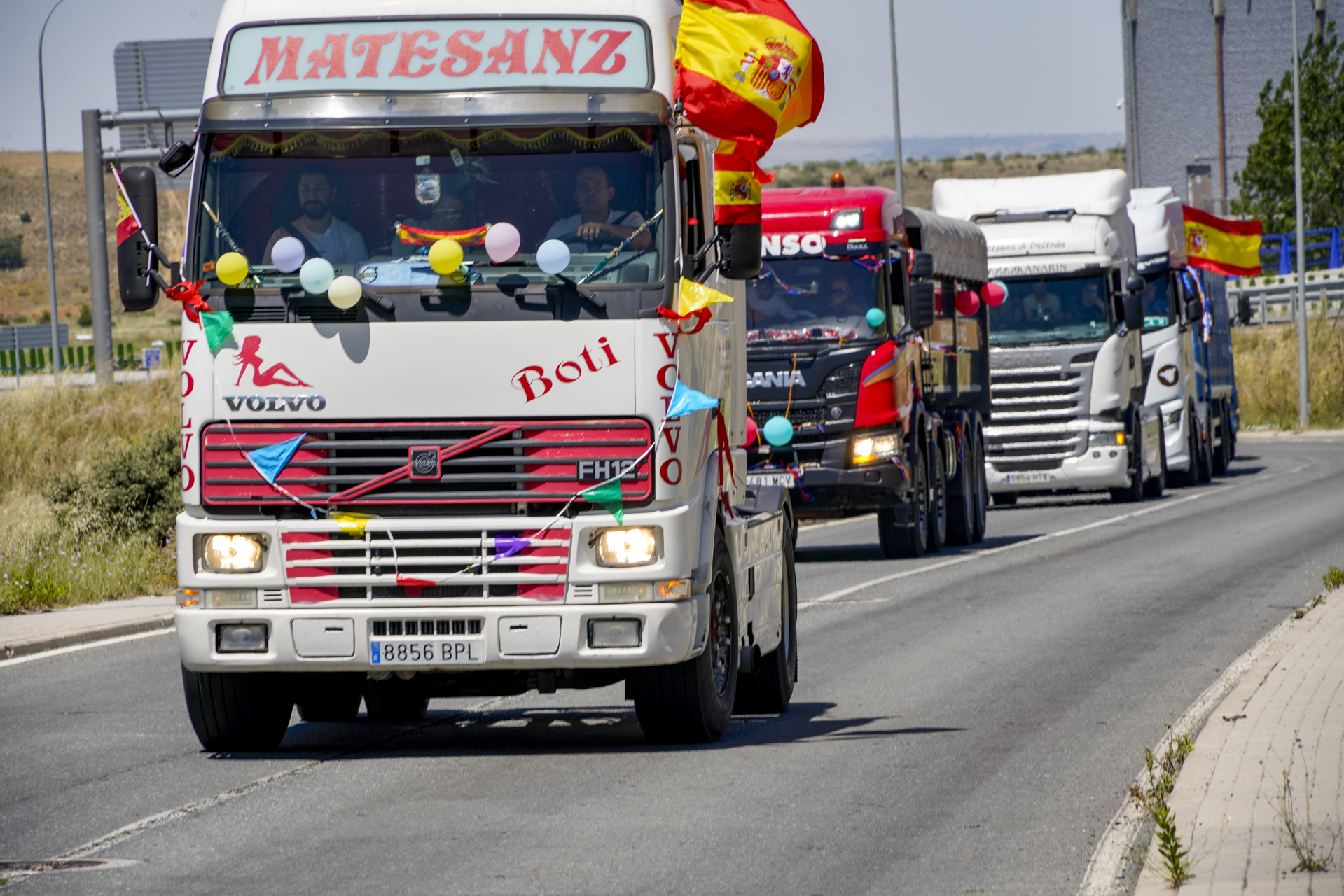 Camiones engalanados para participar en la fiesta del patrón de los transportistas en Segovia. / Miguel Ángel Fernández