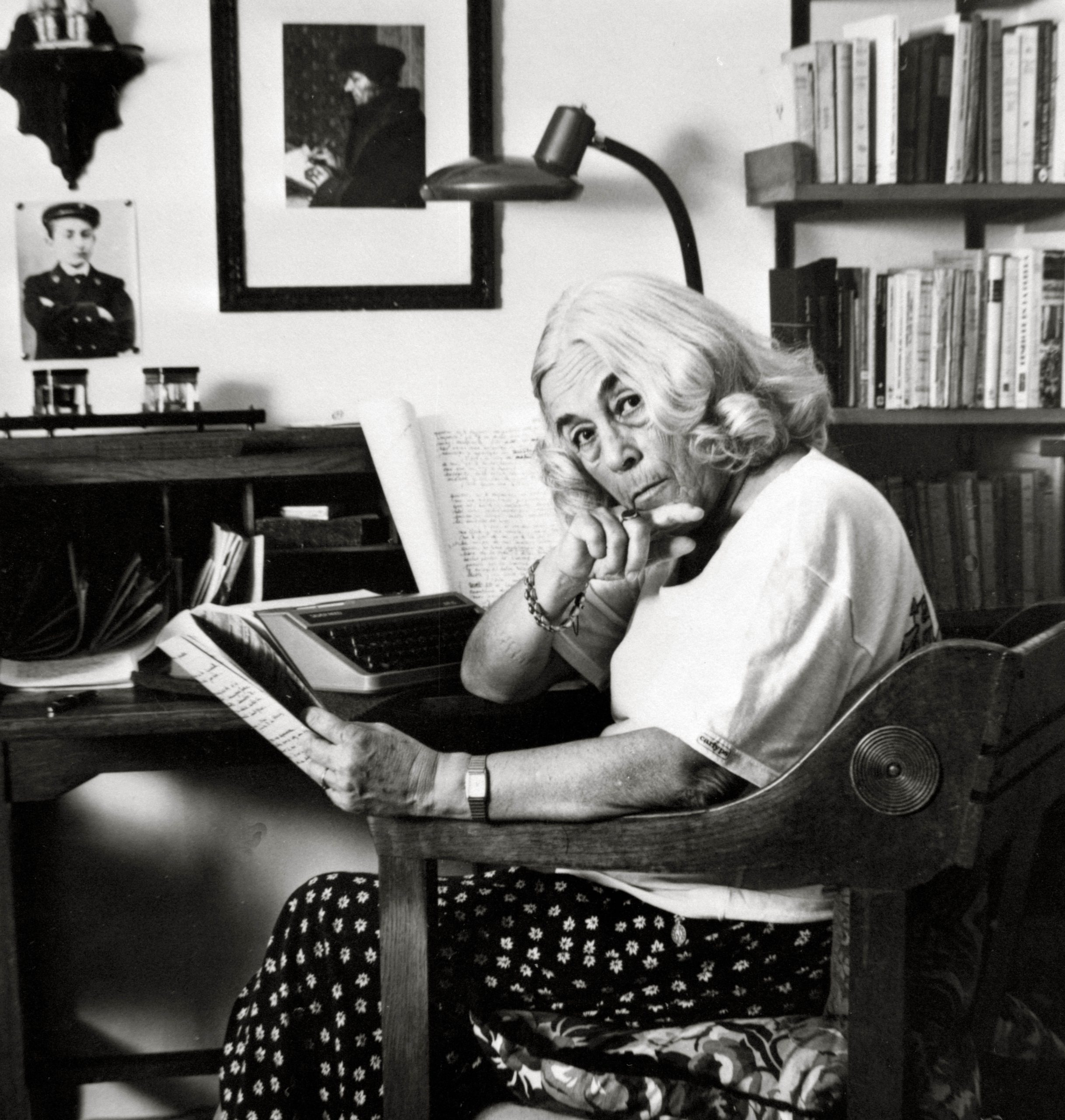 La escritora Carmen Martín Gaite en un retrato de archivo en su casa del Boalo en Villalba (Madrid) en 1994, / Ical