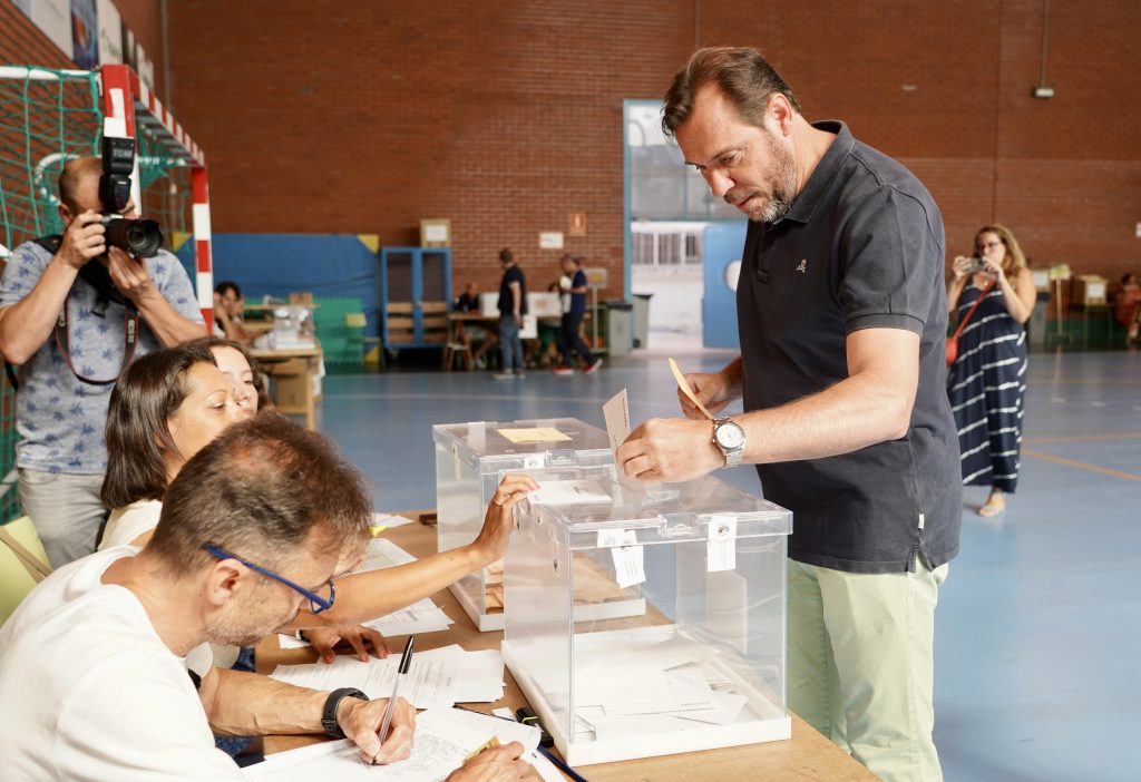 El cabeza de lista del PSOE por Valladolid, Óscar Puente, votando.