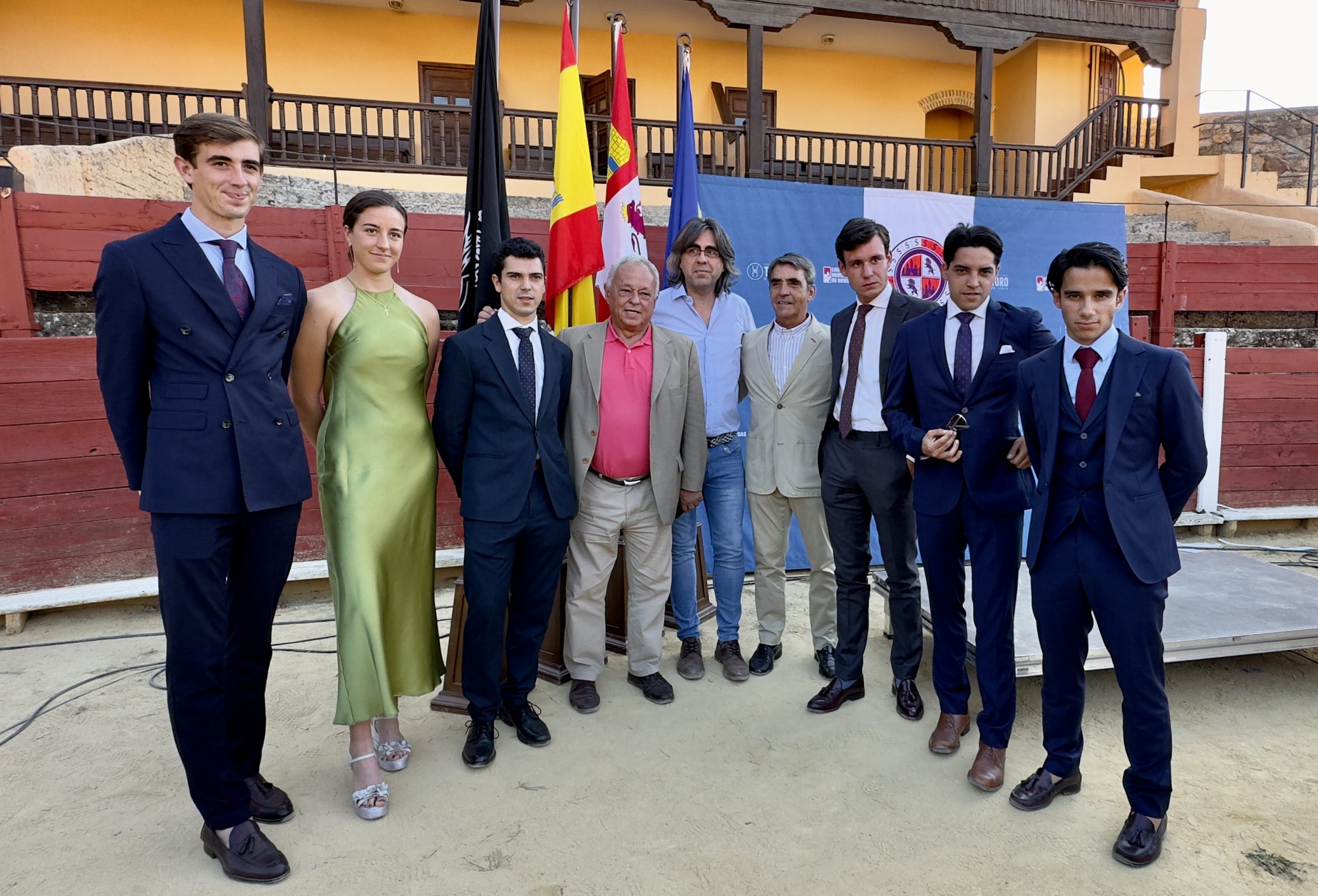 Los novilleros participantes junto al consejero Gonzalo Santonja, Victorino Martín (FTL) y el alcalde de Béjar. / FTL