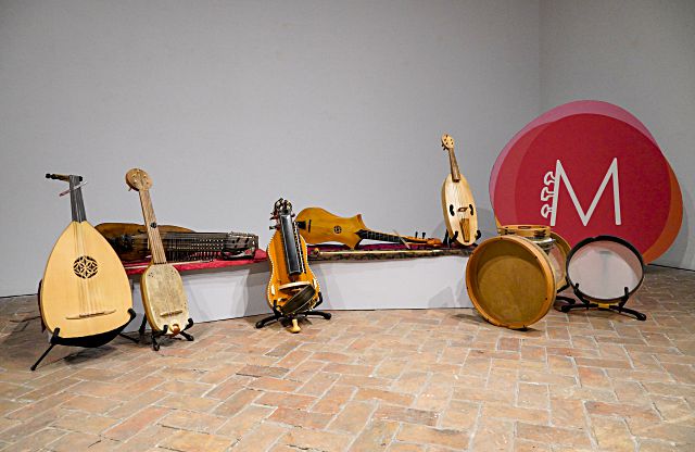 La exposición ‘Las edades de la música’ y un concierto de folk dan inicio al 48 festival MUSEG 2 Algunos de los instrumentos de la muestra.