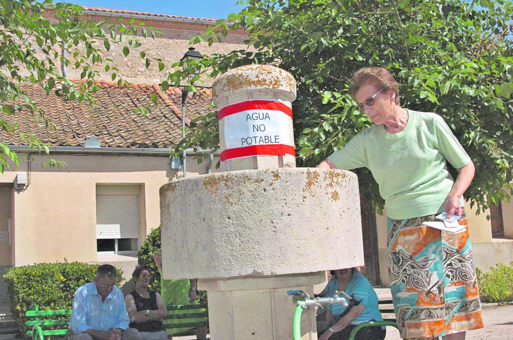 El agua de Navas de Oro vuelve a ser apto para consumo humano 3 20110820 Escobar de polendos arsenico Fuente agua GHerrero