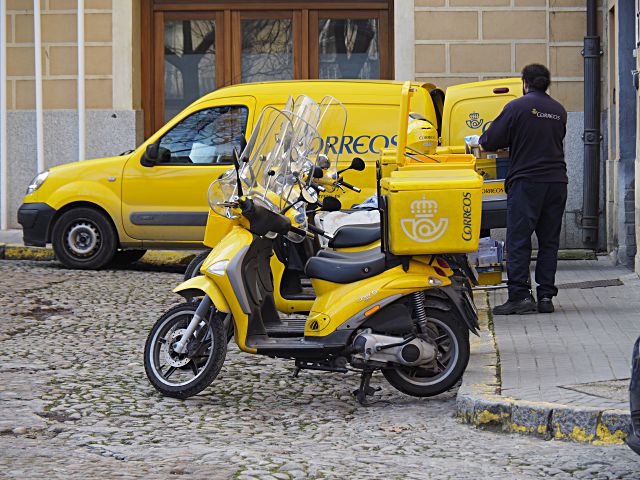 Crecen las solicitudes de voto por correo para el 23-J con las dudas puestas en el resultado final 2 20200203 Correos Motos KAM2941