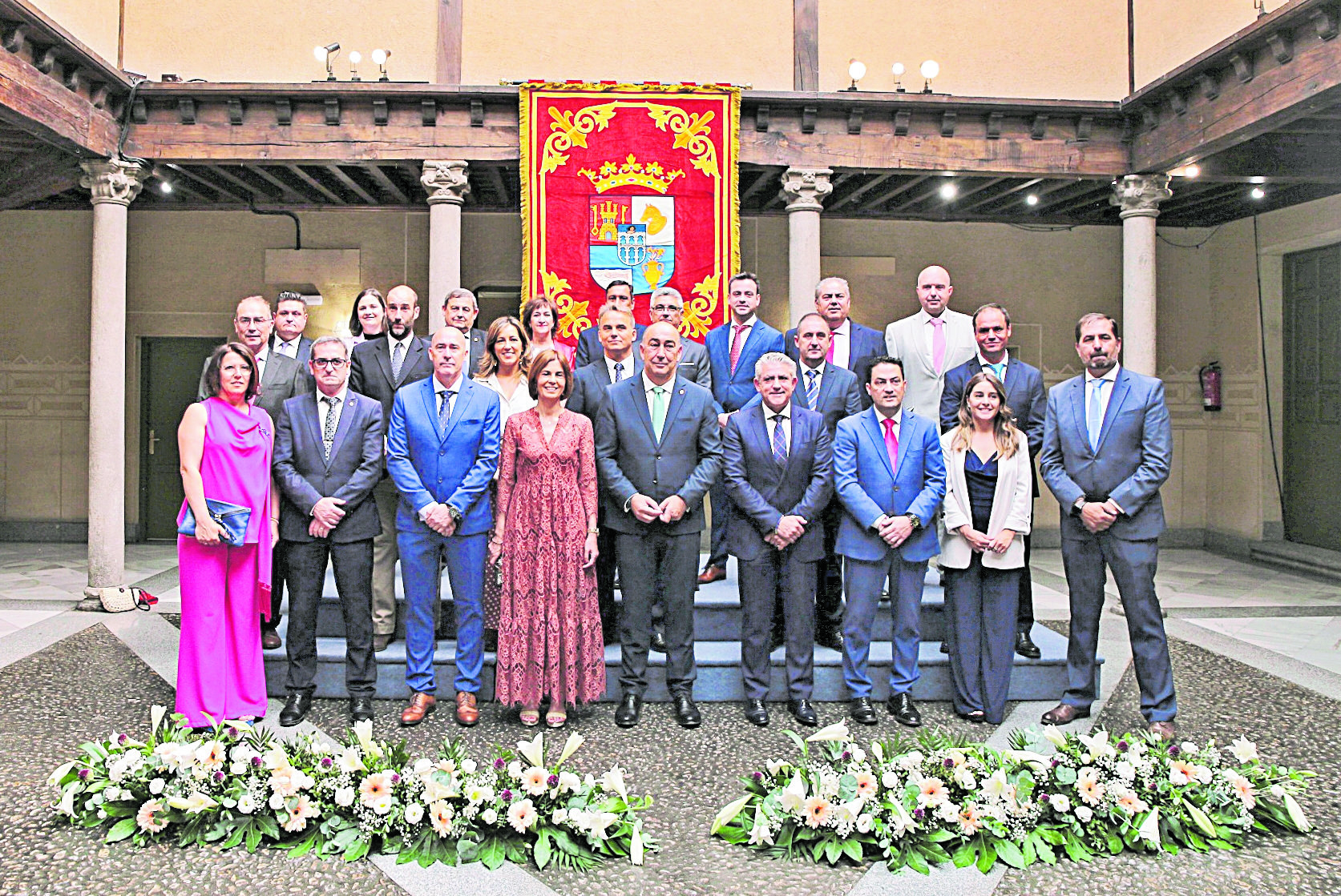 La nueva Corporación provincial al completo, al comienzo del pleno de constitución en el patio del palacio provincial.