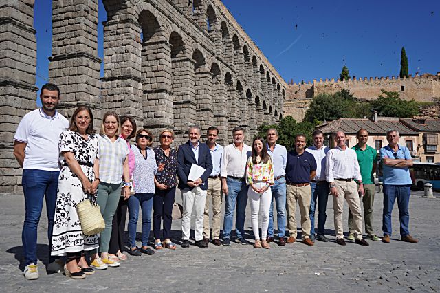 Los candidatos del PP posan con la FES junto al Acueducto.