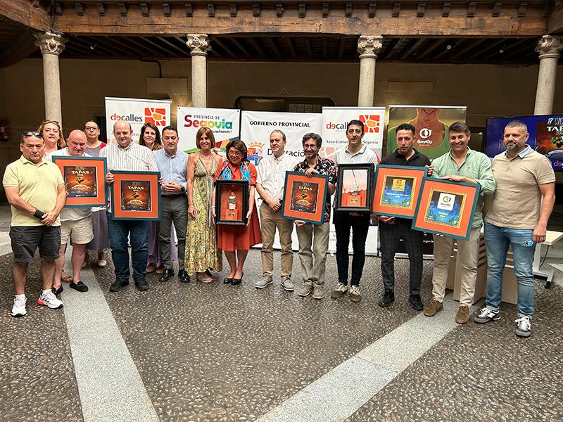 Los galardonados del certamen reciben sus premios en el patio de Columnas de la Diputación.