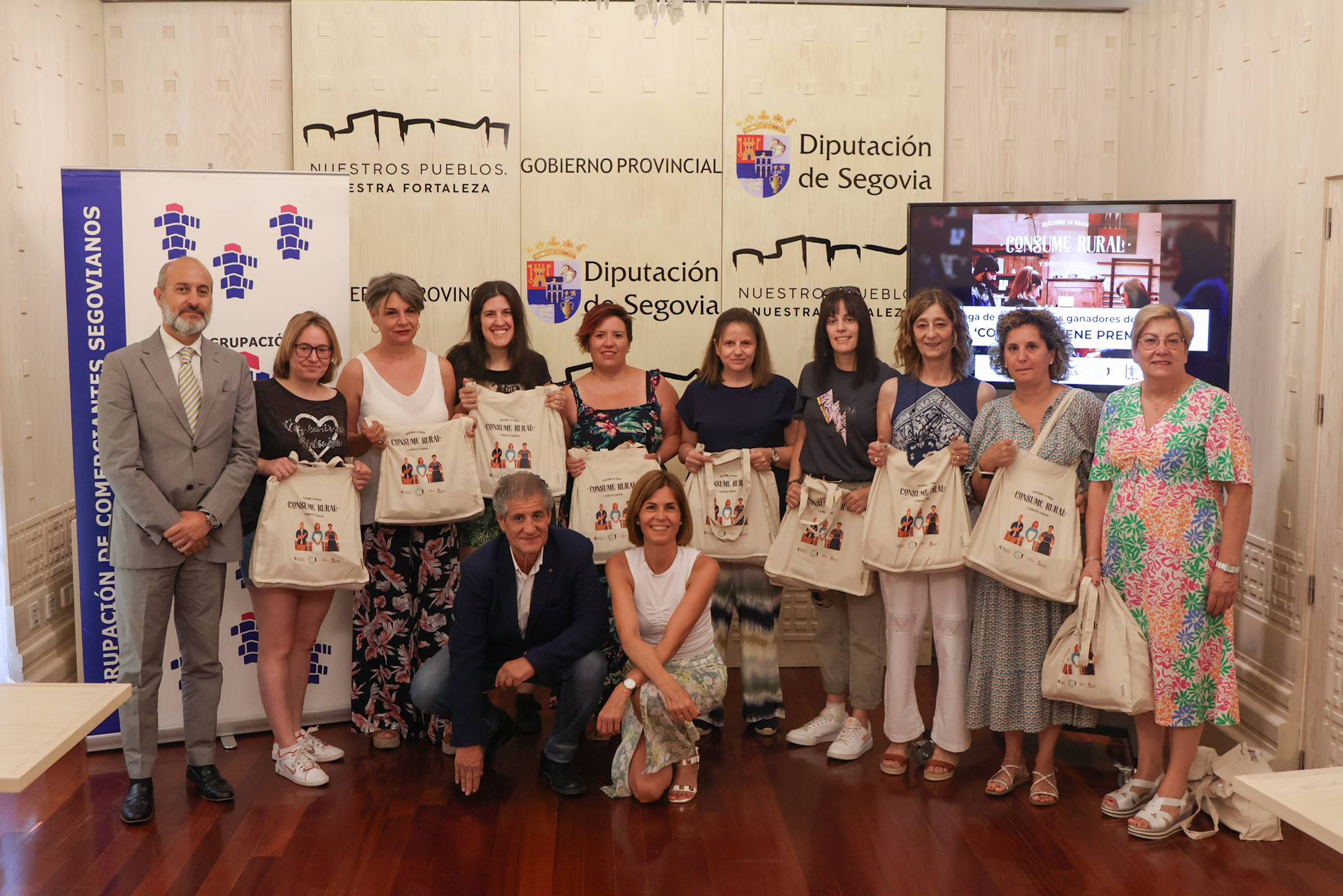 Los ganadores de ‘Consumir tiene premio'.