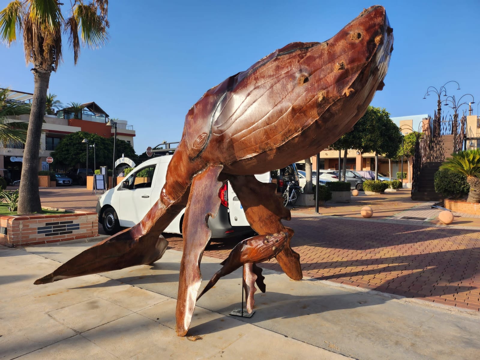 La ballena jorobada ‘Esperanza Sumergida’, creada en Segovia está estos días expuesta en Denia.