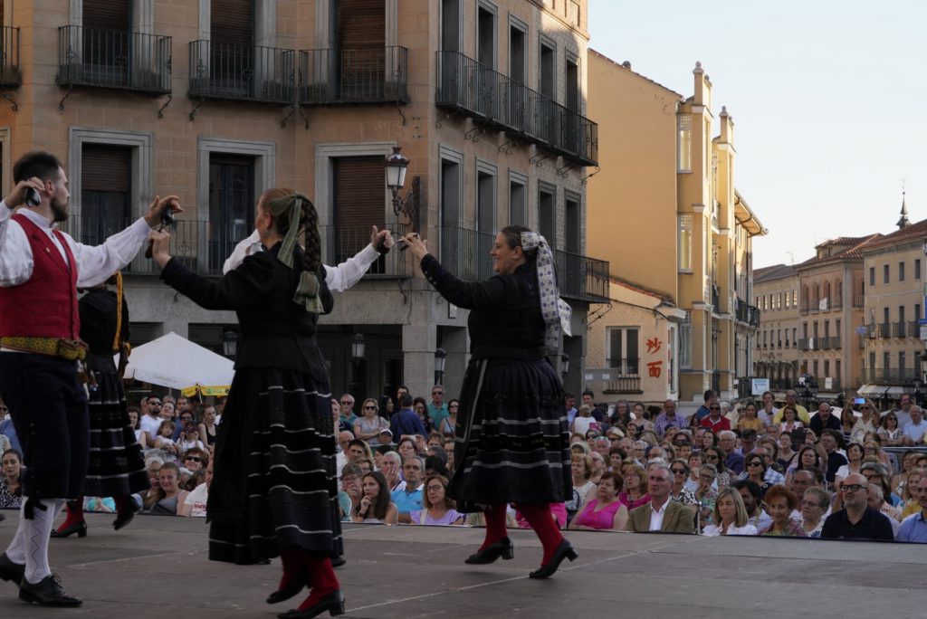 Folclore diverso para los 35 años del Festival ‘La Esteva’ 3 Festival Internacional 'La Esteva'. / MIGUEL ÁNGEL FERNÁNDEZ