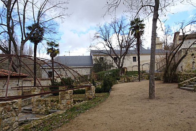Vista del lado de poniente de la Casa de la Moneda, con la escalera de bajada y la pérgola. Foto: Juan Manuel Santamaría