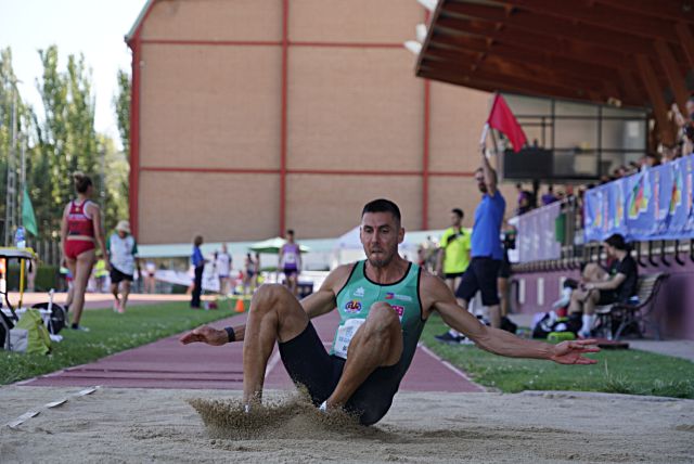 Uno de los competidores en salto, esta tarde en las pistas Antonio Prieto. / Miguel Ángel Fernández