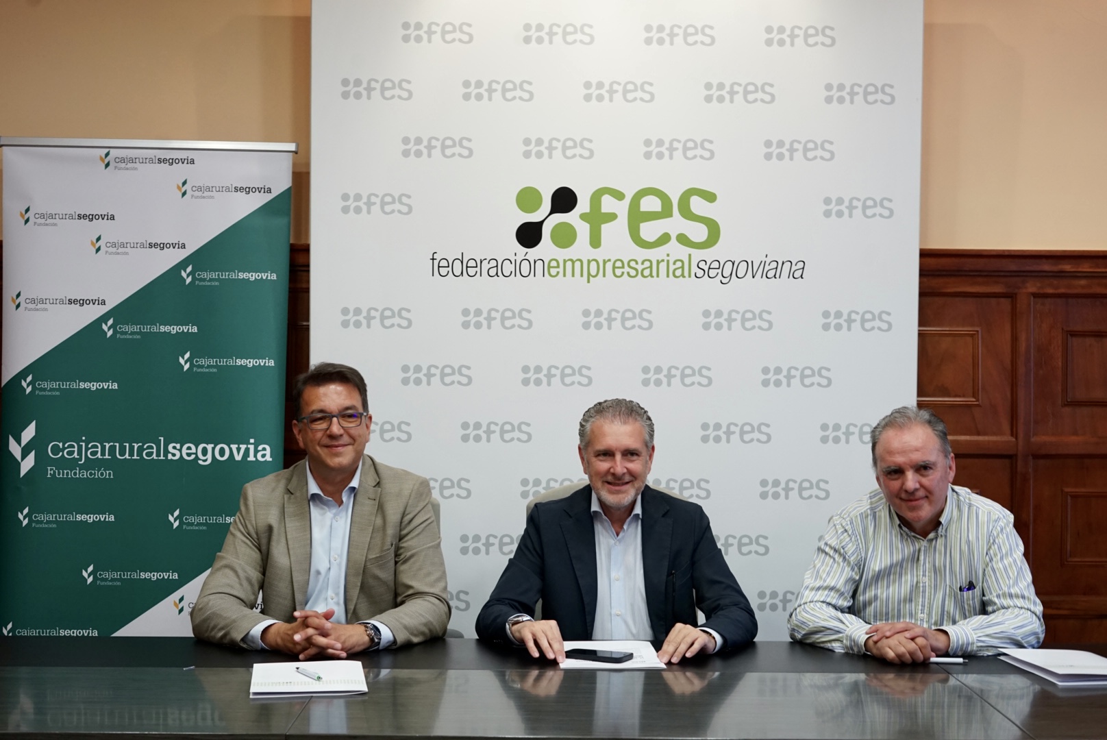 Ángel Luis Llorente, Andrés Ortega y Juan Pedro Postigo, en el momento de la firma del acuerdo.