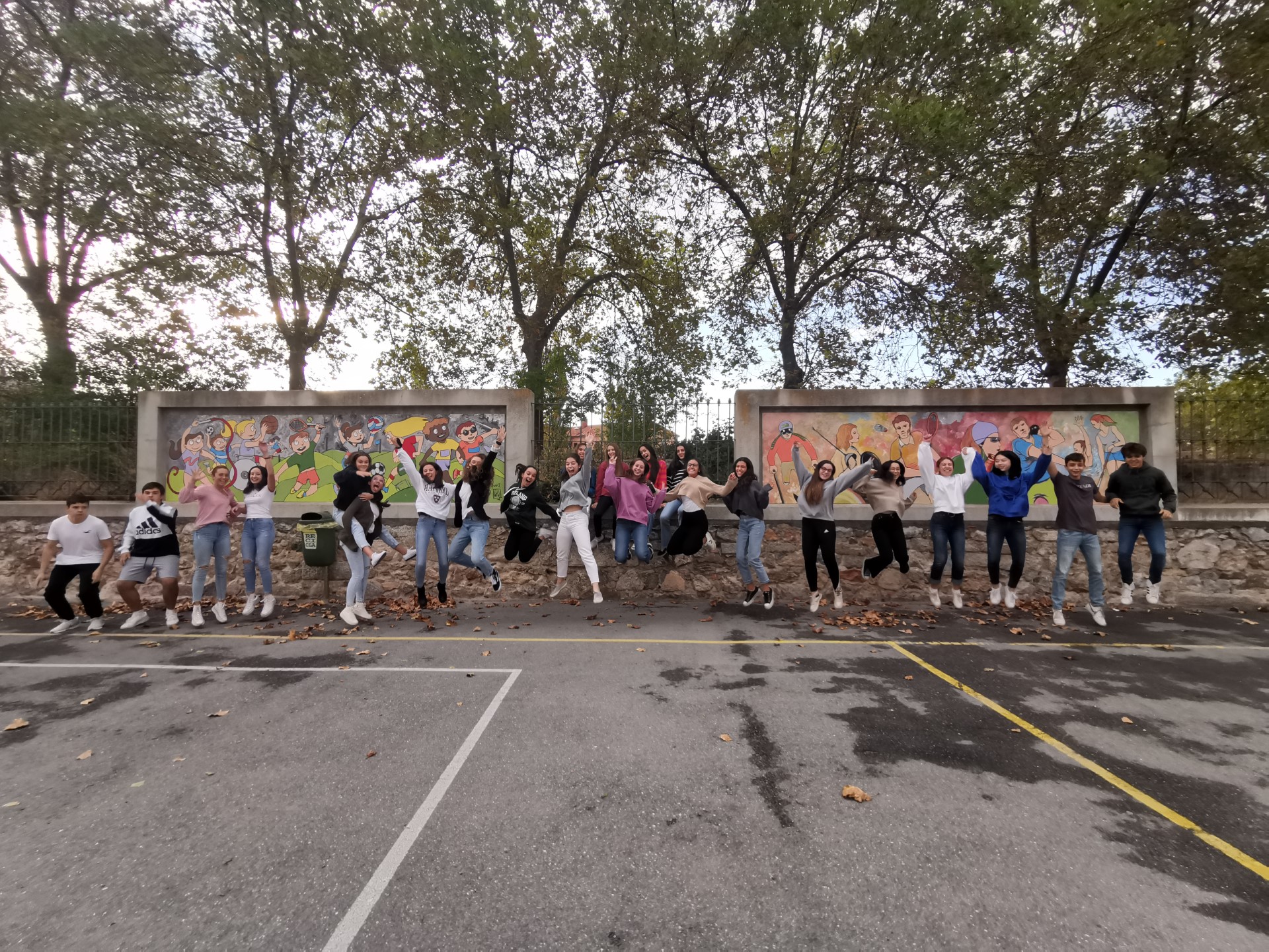 CLARET MURALES EN PATIO SALTO