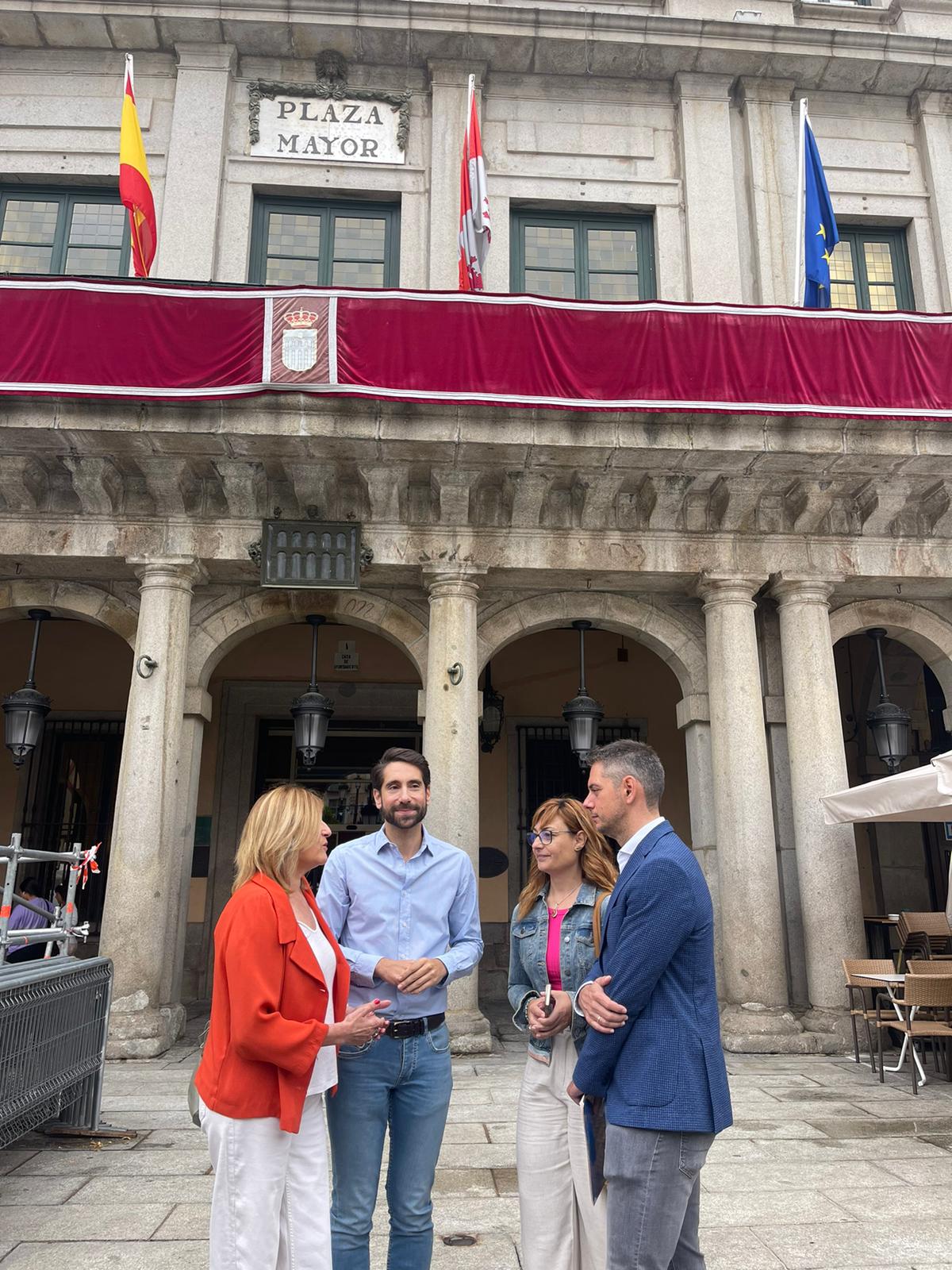 Merino, junto a otros tres ediles socialistas, esta semana. / E. A.