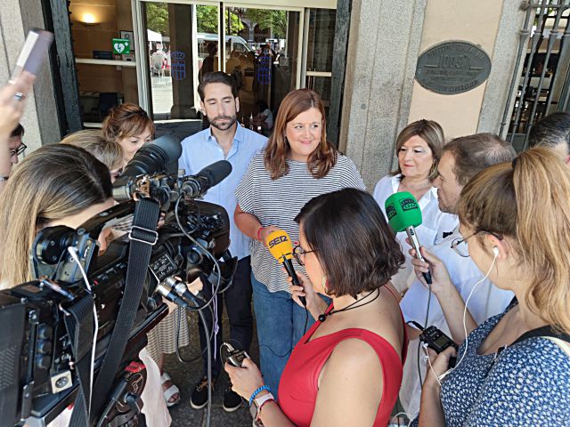 Clara Martín comparece ante los medios de comunicación.