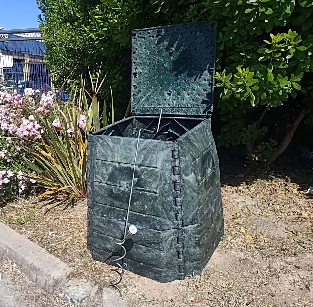 Contenedor de compostaje doméstico.