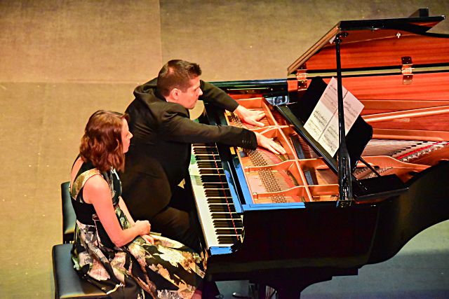 Un momento del concierto protagonizado por este dúo de pianistas. / Francisco Sánchez