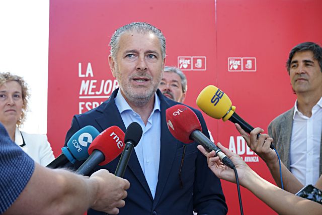 Andrés Ortega comparece ante los medios tras reunirse con los representantes del PSOE segoviano.