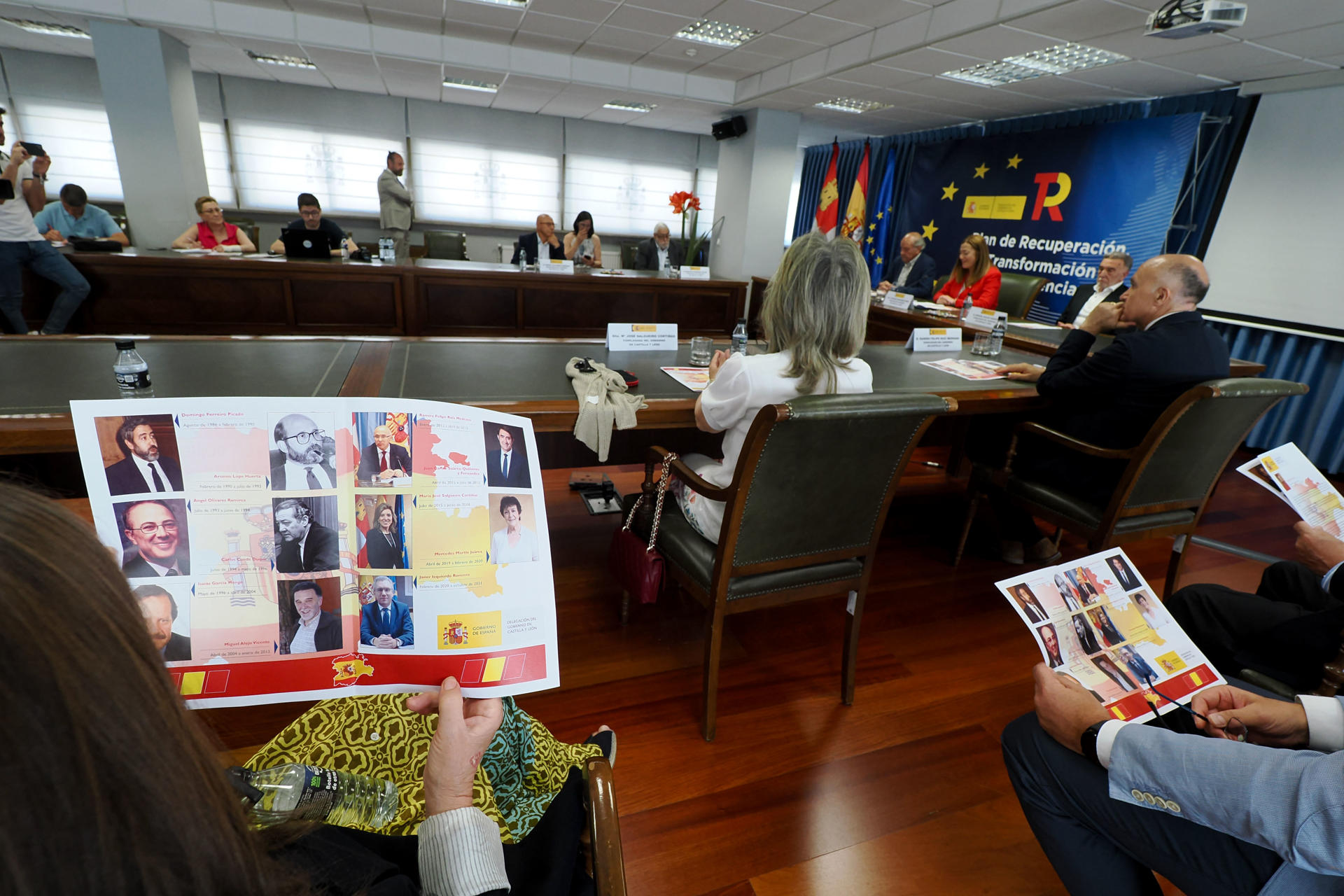 Cuarenta años de delegaciones del Gobierno 1 La Delegación del Gobierno en Castilla y León acogió el viernes una reunión de la actual delegada, Virginia Barcones, con los exdelegados en anteriores legislaturas para conmemorar el 40º aniversario de la creación de esta figura institucional. EFE / R. GARCÍA