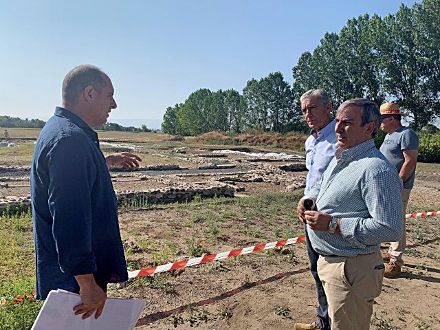 El delegado territorial José Luis Sanz Merino y el director de la excavación Santiago Martínez Caballero.