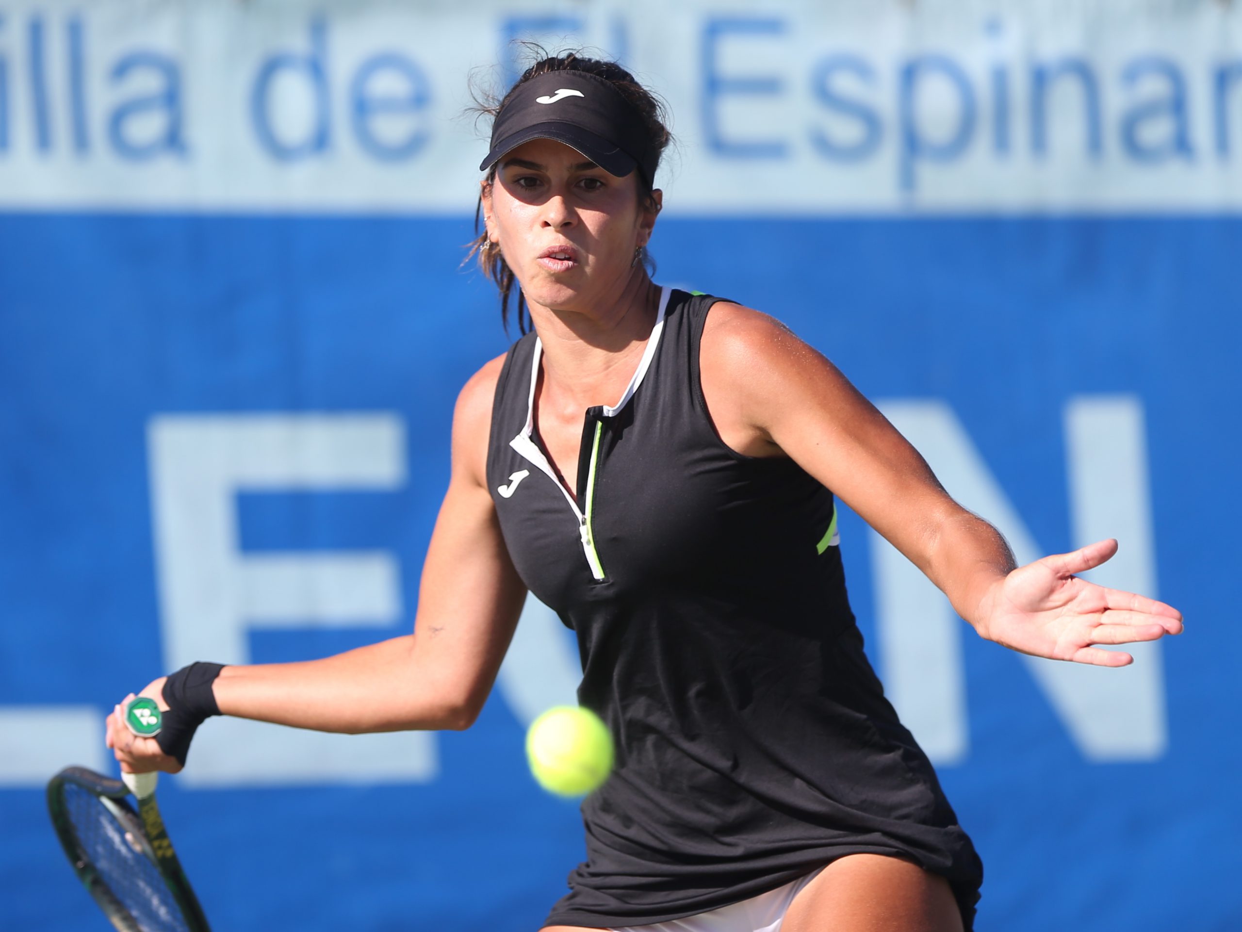 Eva Guerrero en su partido de debut en la XXXVII edición del Open de Castilla y León. ALBERTO SIMÓN.