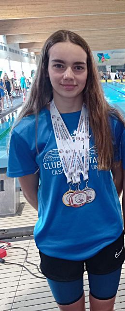 Participación destacada de Lucía Torres San Juan en el campeonato regional de natación infantil 1 Lucía Torres, con sus medallas. / E. A.