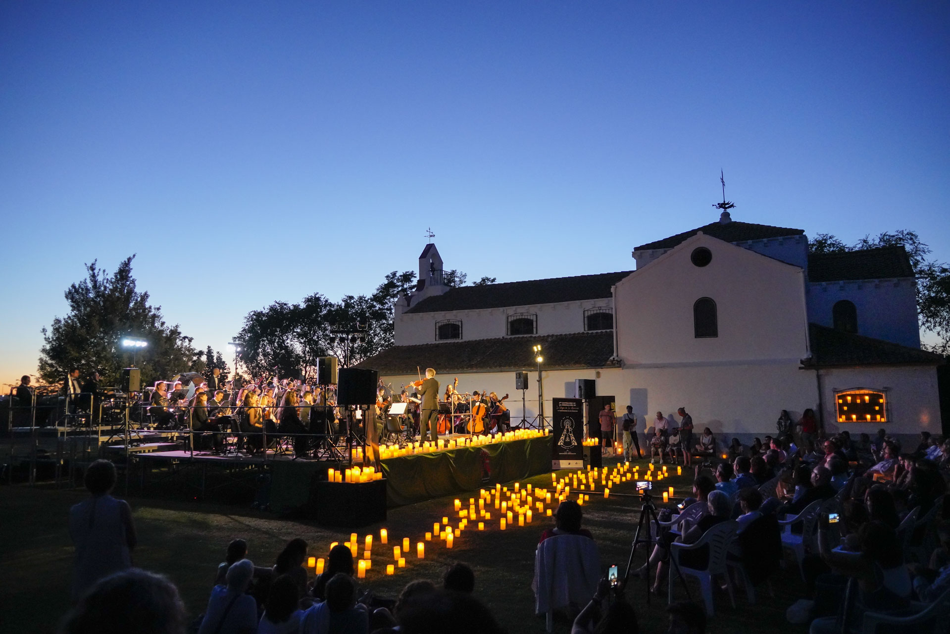 La Orquesta Sinfónica de Segovia toca frente a la ermita.