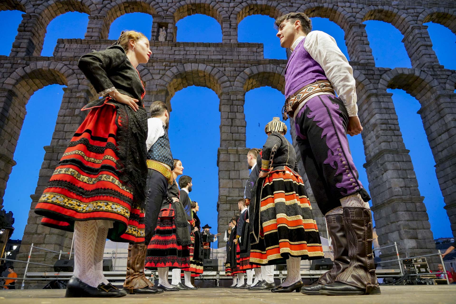 Festival Folclórico Internacional ‘La Esteva’, en la plaza del Azoguejo durante la pasada edición. / Miguel Ángel Fernández