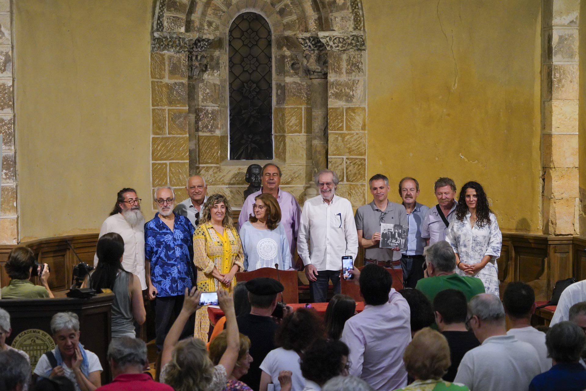 Los autores, junto a componentes del Mester de Juglaría, la directora de Folk Segovia y el de San Quirce. / Miguel Ángel Fernández