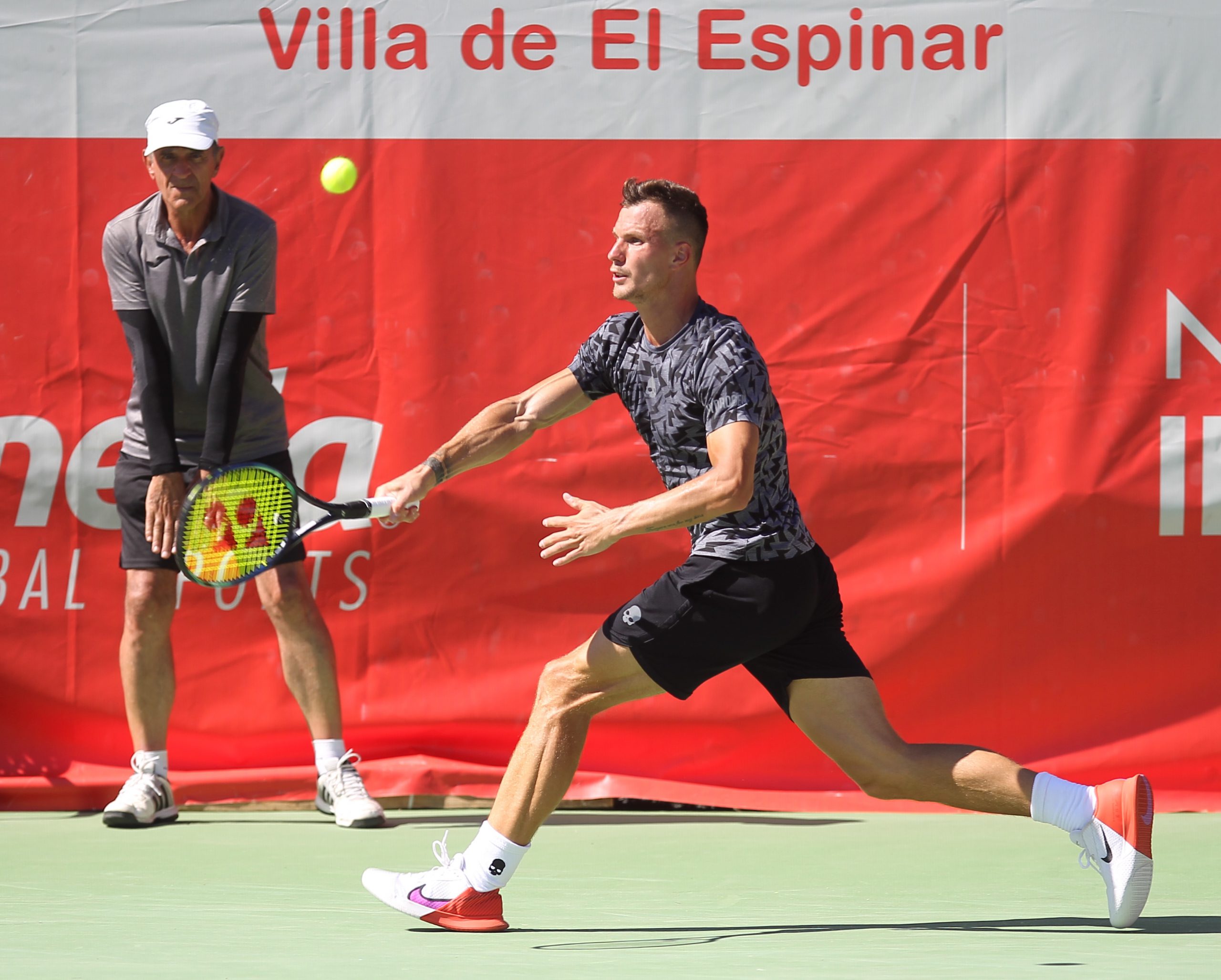 Márton Fucsovics, cabeza de serie del torneo, durante su encuentro de octavos frente al colombiano Mejía.