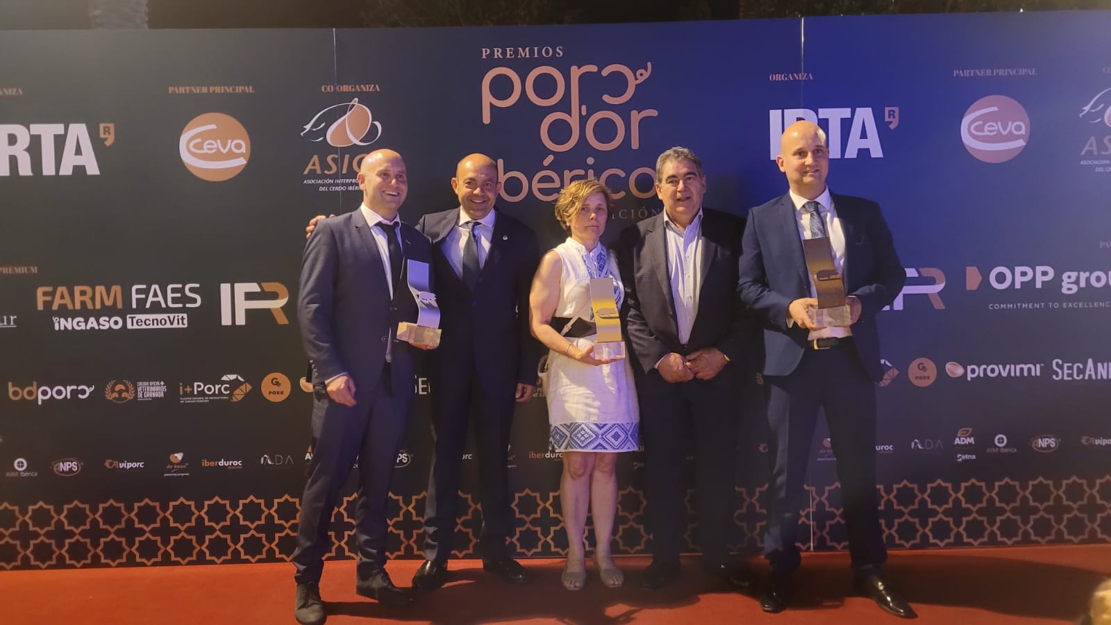 Foto con otros premiados en la gala celebrada en Granada. / E. A.