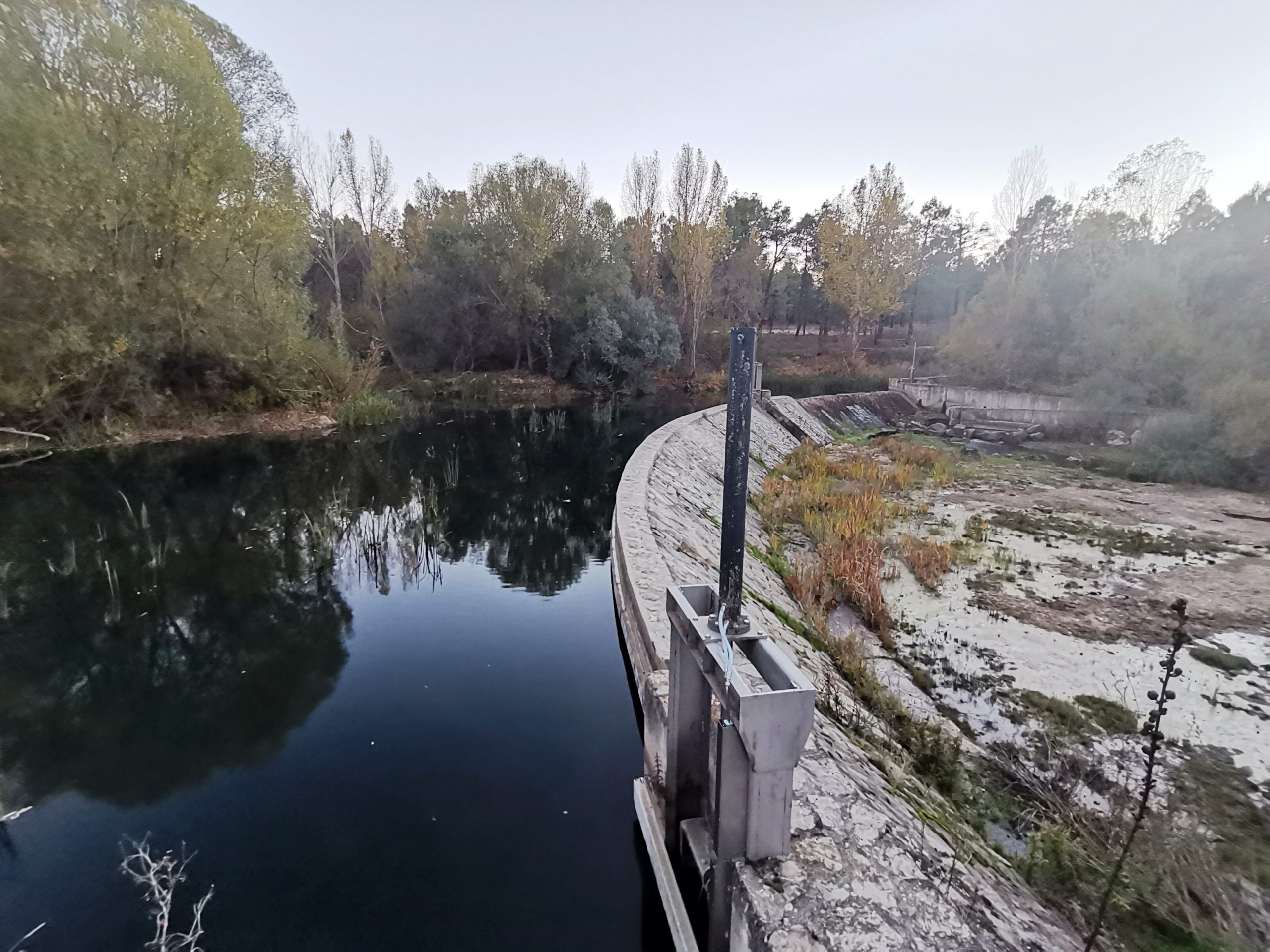 Imagen del azud situado en el río Cega, donde se toma el agua durante el invierno para rellenar el acuífero de la zona de El Carracillo.