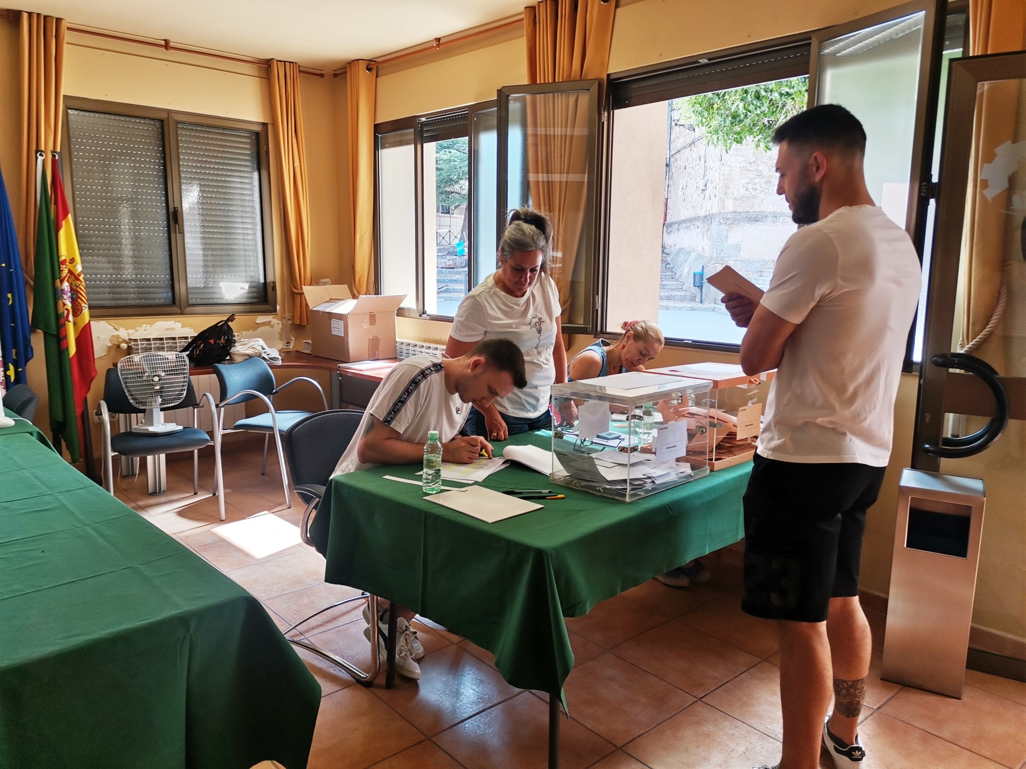 Mesa electoral en Valverde del Majano