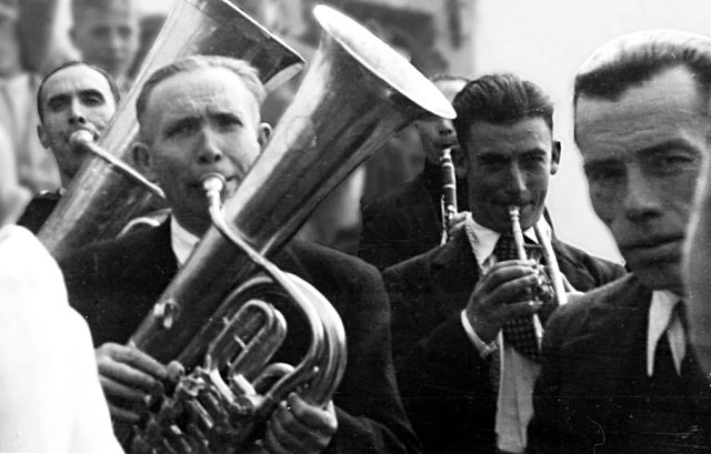Carlos Martín Crespo tocando el bombardino (Archivo familiar).