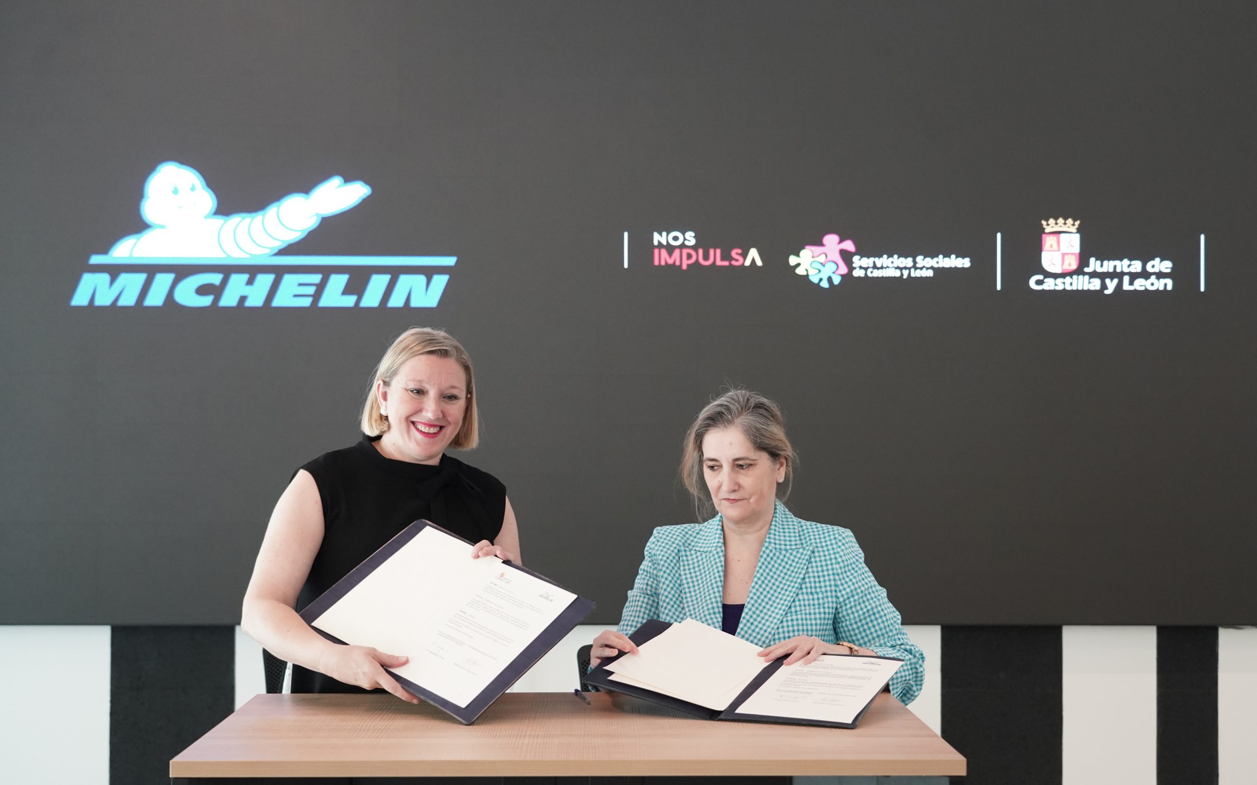 Isabel Blanco ayer, durante la firma del protocolo con la directora general de Michelin España y Portugal. / Rubén Cacho