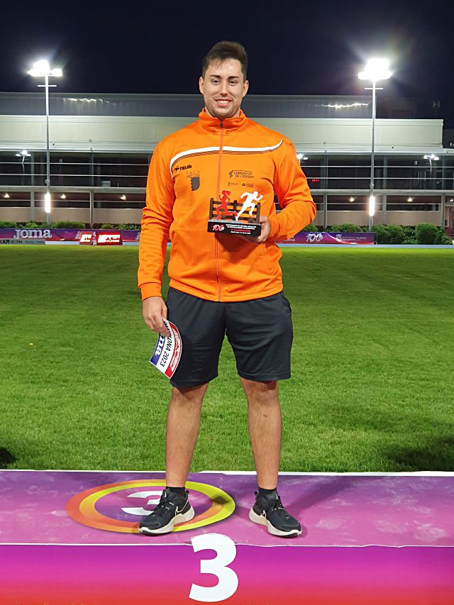 Jaime Manrique posa en el podio con su trofeo.