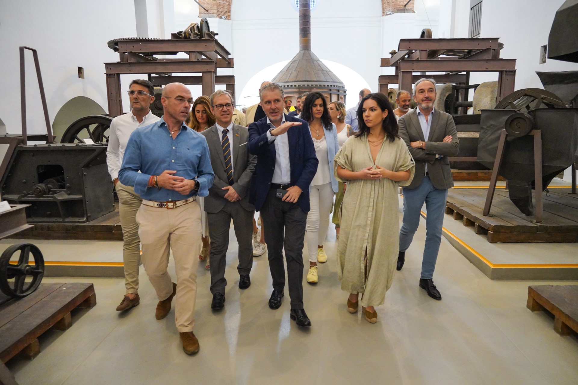 Representantes de Vox visitan la Fábrica de Cristales. / MIGUEL ÁNGEL FERNÁNDEZ