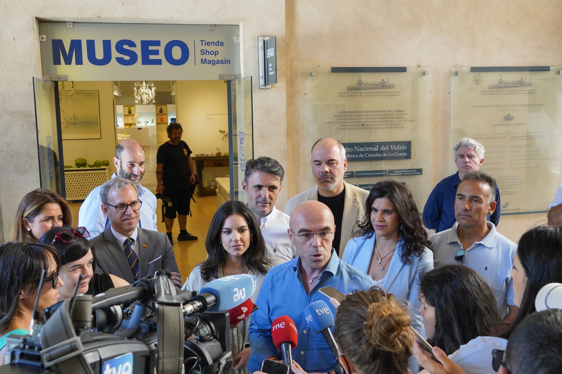 El vicepresidente de Acción Política de Vox, Jorge Buxadé. atiende a los medios de comunicación en La Granja de San Ildefonso. / MIGUEL ÁNGEL FERNÁNDEZ