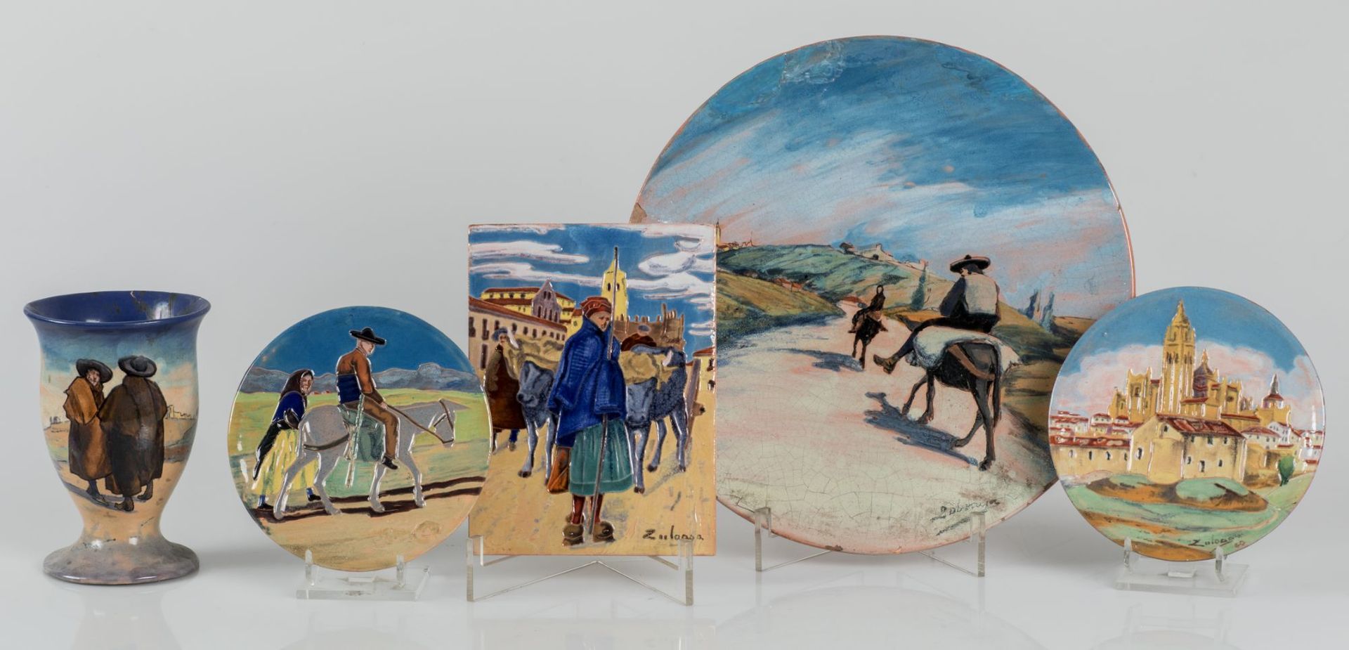 Las cinco piezas de cerámica, creadas por Daniel Zuloaga a principios del Siglo XX, que fueron subastadas en mayo en la sala Ansorena de Madrid. / E. A.