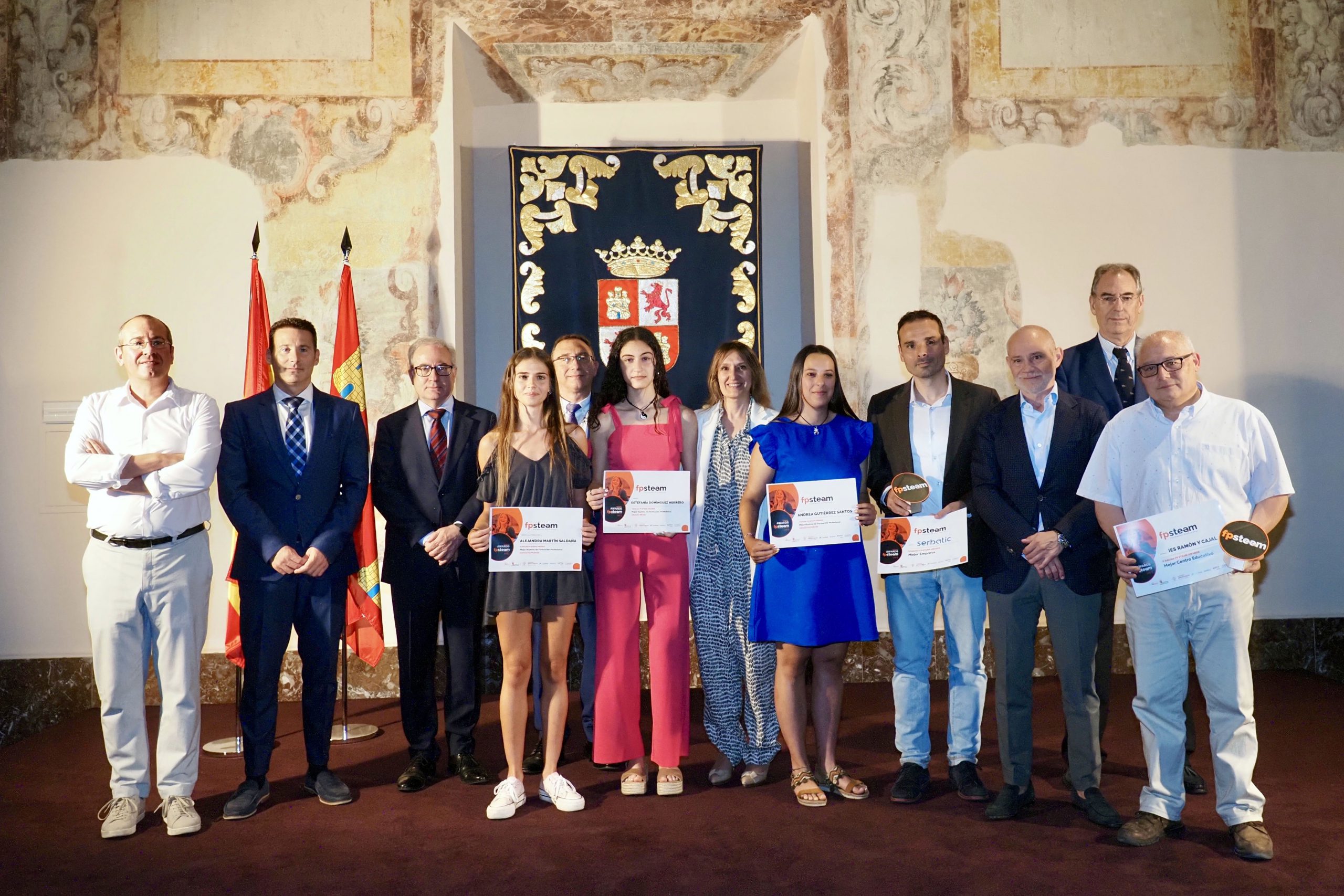 Rocío Lucas ayer, con las premiadas: Estefanía Domínguez y Andrea Gutiérrez. / R. Valtero