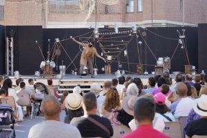 El Festivalito hace las delicias de niños y padres en el Parque del Reloj de Nueva Segovia 2 Actuación del malabarista Federico Menini.