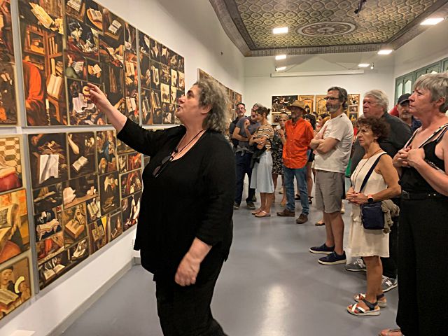 Monserrat Soto muestra sus obras al público.