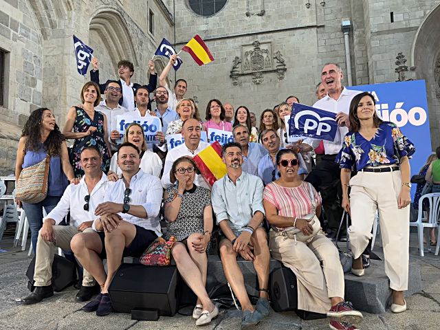 El Partido Popular propone "una reforma integral de las políticas activas de empleo” 1 Los candidatos del PP tras el acto de Alberto Núñez Feijóo en Burgos.