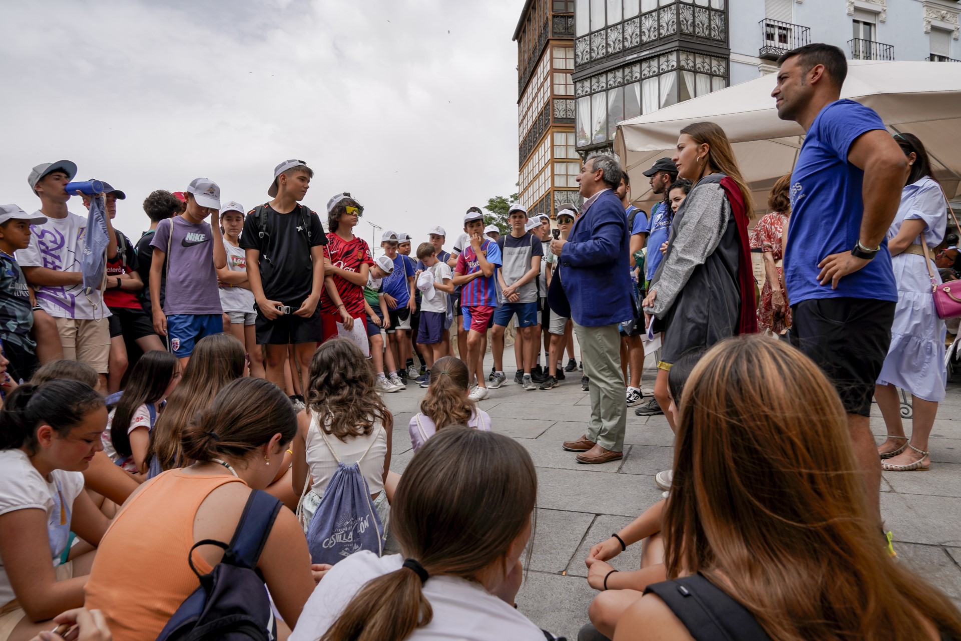 La directora general del Instituto de la Juventud de Castilla y León y el delegado territorial de la Junta visitan a los 50 participantes del campamento. / MIGUEL ÁNGEL FERNÁNDEZ