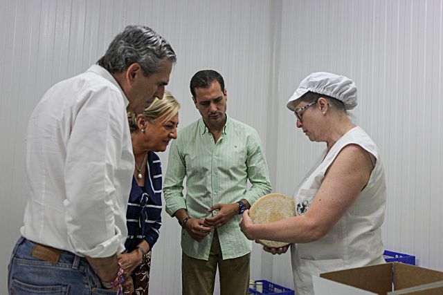 Los candidatos populares visitan la quesería de Sacramenia.