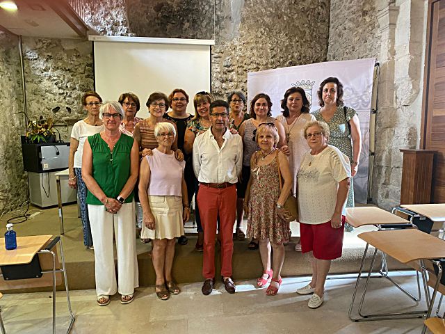 Juan Vicente Cuesta, presidente de la AECC, junto con el equipo de voluntariado de Cuéllar y Comarca.