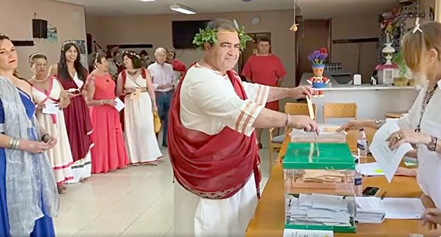 El alcalde de Saldaña vota disfrazado de emperador romano.