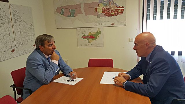 Reunion del delegado territorial con el alcalde de San Cristobal de Segovia